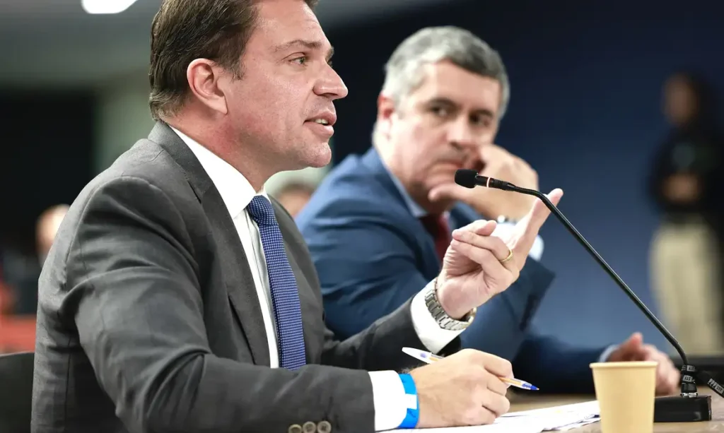 PSOL pede prisão de Ramagem após deputado ser visto em Miami