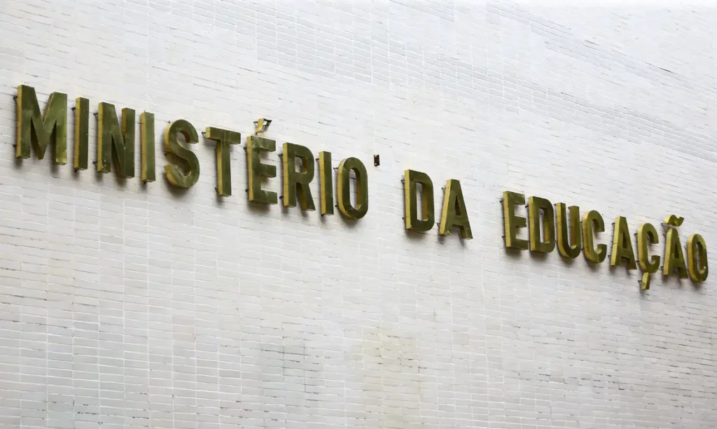 Formação de professores a distância mostra desempenho 53,1% inferior