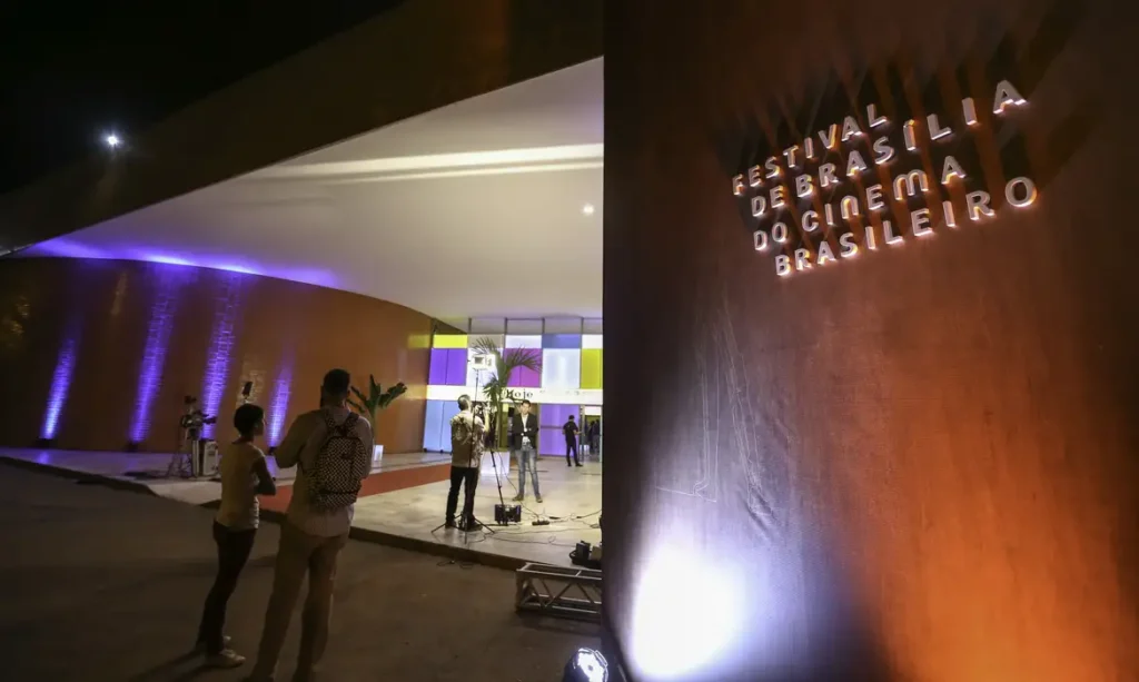 Festival de cinema de Brasília vive impasse; classe artística repudia